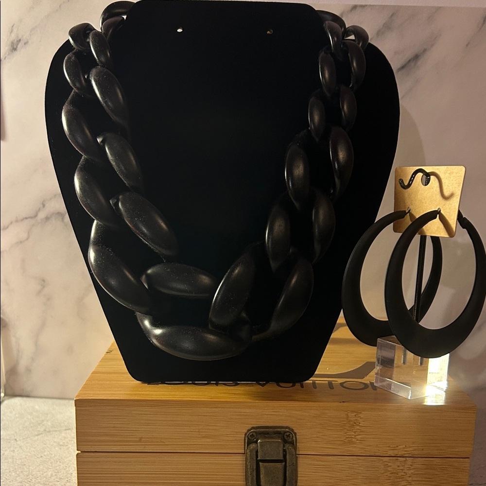 Source Unknown Bold Black Matte Necklace and Earring Set